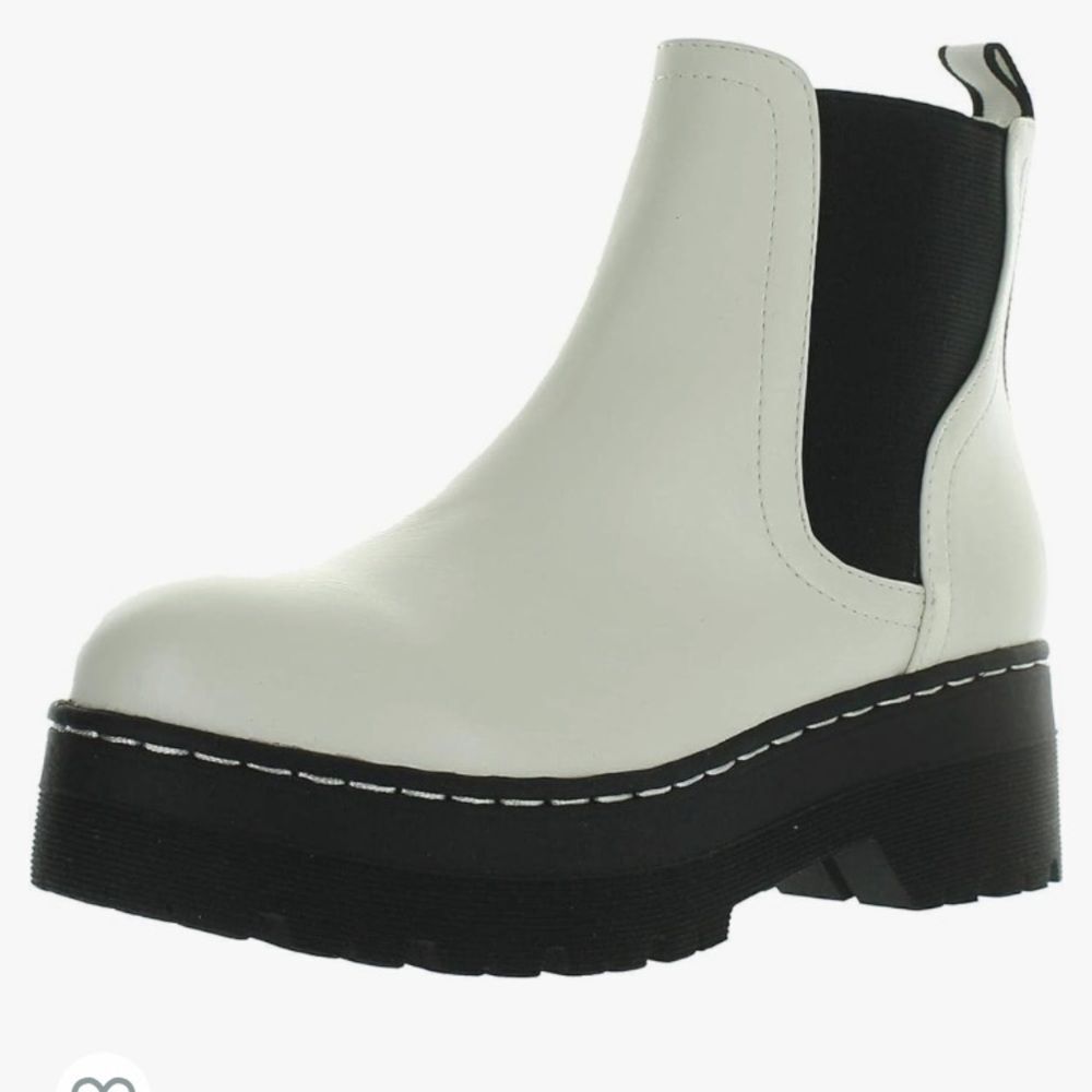 MIA Women’s white Cayson ankle boots. Chunky platform leather outsole. Size 8.5
